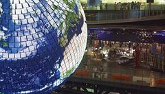 Technologický pokrok je značný v Japonsku, jak ukazuje i gigantický glóbus v tokijském muzeu nastupující vědy (Miraikan), na nějž je on-line promítána klimatická situace Země. Technologický pokrok je značný v Japonsku, jak ukazuje i gigantický glóbus v tokijském muzeu nastupující vědy (Miraikan), na nějž je on-line promítána klimatická situace Země.