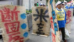 Proti tichomořské bezcelní zóně (TPP), která by měla na jejich existenci zásadní vliv, protestovali japonští zemědělci v Tokiu již loni 10. listopadu. Proti tichomořské bezcelní zóně (TPP), která by měla na jejich existenci zásadní vliv, protestovali japonští zemědělci v Tokiu již loni 10. listopadu.