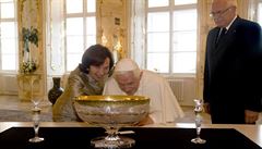 Czech First Lady Livia Klausová (left) gives Pope Benedict XVI a peak at the Prague Castle’s Moser Splendid collection as President Václav Klaus looks on Czech First Lady Livia Klausová (left) gives Pope Benedict XVI a peak at the Prague Castle’s Moser Splendid collection as President Václav Klaus looks on
