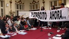 Ve čtvrtek 20. října proniklo v hlavním městě Chile Santiagu několik desítek demonstrujících studentů na zasedání senátní rozpočtové komise. Na stole, u nějž senátoři jednali, rozvinuli několikametrové transparenty, například s výzvou Plebiscito Ahora (P Ve čtvrtek 20. října proniklo v hlavním městě Chile Santiagu několik desítek demonstrujících studentů na zasedání senátní rozpočtové komise. Na stole, u nějž senátoři jednali, rozvinuli několikametrové transparenty, například s výzvou Plebiscito Ahora (P