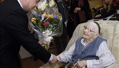 Mgr Dalibor Mlejnský, the Prague 11 mayor, congratulates his district’s oldest resident, Marie Helclová, on her 105th birthday Mgr Dalibor Mlejnský, the Prague 11 mayor, congratulates his district’s oldest resident, Marie Helclová, on her 105th birthday