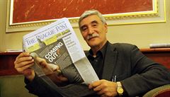 Tohle je zatím moje největší novinová fotka, říká Ladislav Bátora, když si prohlíží list The Prague Post, na jehož titulce se skví jeho coming-out. Tohle je zatím moje největší novinová fotka, říká Ladislav Bátora, když si prohlíží list The Prague Post, na jehož titulce se skví jeho coming-out.