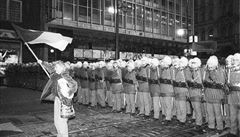 V pátek 17. listopadu 1989 nechal Jakešův režim zmasakrovat demonstrující studenty i náhodné kolemjdoucí na Národní třídě v Praze dlouhými bílými pendreky policejních těžkooděnců. V pátek 17. listopadu 1989 nechal Jakešův režim zmasakrovat demonstrující studenty i náhodné kolemjdoucí na Národní třídě v Praze dlouhými bílými pendreky policejních těžkooděnců.