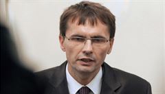 Slovenský ministr obrany Ľubomír Galko odmítl obvinění ze sledování novinářů, přesto kvůli tomu 23. listopadu přišel o vládní křeslo. Slovenský ministr obrany Ľubomír Galko odmítl obvinění ze sledování novinářů, přesto kvůli tomu 23. listopadu přišel o vládní křeslo.