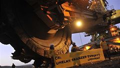 Aktivisté Greenpeace se vyšplhali na rypadlo v hnědouhelném dole ČSA u Litvínova těsně před svítáním a zablokovali jeho spuštění. Aktivisté Greenpeace se vyšplhali na rypadlo v hnědouhelném dole ČSA u Litvínova těsně před svítáním a zablokovali jeho spuštění.