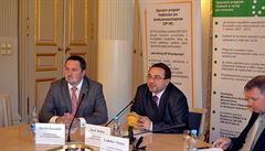 Nové vrcholové vedení ministerstva školství (zleva): náměstek pro evropské záležitosti Michal Zaorálek, ministr Josef Dobeš a nově povýšený 1. náměstek Ladislav Němec. Nové vrcholové vedení ministerstva školství (zleva): náměstek pro evropské záležitosti Michal Zaorálek, ministr Josef Dobeš a nově povýšený 1. náměstek Ladislav Němec.