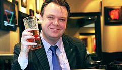 Každá nová technologie potřebuje na rozjezd zhruba deset let, říká Rickard Falkvinge v souvislosti se systémem Bitcoin, který umožní posílat peníze přes internet bez potřeby banky. Každá nová technologie potřebuje na rozjezd zhruba deset let, říká Rickard Falkvinge v souvislosti se systémem Bitcoin, který umožní posílat peníze přes internet bez potřeby banky.