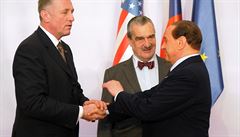 Come se dice ‘bunga-bunga’ in checo? Prime ministers Mirek Topolánek (left) and Silvio Berlusconi (right), talk shop with Karel Schwarzenberg (now Czech foreign minister) during the Czech EU presidency in 2009 Come se dice ‘bunga-bunga’ in checo? Prime ministers Mirek Topolánek (left) and Silvio Berlusconi (right), talk shop with Karel Schwarzenberg (now Czech foreign minister) during the Czech EU presidency in 2009