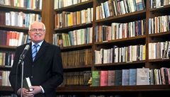 Václav Klaus je extrémně pilný autor. Píše i v letadle, i když ostatní spí nebo se bojí při turbulencích. Václav Klaus je extrémně pilný autor. Píše i v letadle, i když ostatní spí nebo se bojí při turbulencích.