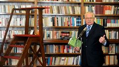 „Myslím, že přečtu víc než kdokoliv jiný,“ řekl jednou Václav Klaus, jenž má 45 čestných doktorátů a je patrně největším českým porevolučním vzdělancem. Kdo mu to vše zaplatil? „Myslím, že přečtu víc než kdokoliv jiný,“ řekl jednou Václav Klaus, jenž má 45 čestných doktorátů a je patrně největším českým porevolučním vzdělancem. Kdo mu to vše zaplatil?