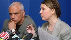 Manželé Oleksandr a Julija Tymošenkovi „zázračně“ zbohatli za „prichvatizácie“ v 90. letech, když se dali do energetiky a monopolizovali distribuci plynu na Ukrajině. Manželé Oleksandr a Julija Tymošenkovi „zázračně“ zbohatli za „prichvatizácie“ v 90. letech, když se dali do energetiky a monopolizovali distribuci plynu na Ukrajině.