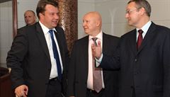 Václav Bartuška (right) with ČEZ CEO Danniel Beneš (center) and the former industry minister at the hand over of tender documents to the three Temelín bidders at the end of October Václav Bartuška (right) with ČEZ CEO Danniel Beneš (center) and the former industry minister at the hand over of tender documents to the three Temelín bidders at the end of October