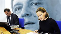 Podle vicepremiérky pro legislativu Karolíny Peake (Věci veřejné) chce nyní vláda premiéra Petra Nečase o takzvaném konstruktivním vyslovení nedůvěry vyjednávat s opozicí. Nikoli z vrozené šlechetnosti, nýbrž protože musí. Podle vicepremiérky pro legislativu Karolíny Peake (Věci veřejné) chce nyní vláda premiéra Petra Nečase o takzvaném konstruktivním vyslovení nedůvěry vyjednávat s opozicí. Nikoli z vrozené šlechetnosti, nýbrž protože musí.