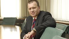 „Smlouva je nastavena tak, že platíme za systém, který odpovídá aktuálnímu znění zákonů. Předtím každá změna zákona představovala desítky i stovky milionů korun,“ říká náměstek Šiška. „Smlouva je nastavena tak, že platíme za systém, který odpovídá aktuálnímu znění zákonů. Předtím každá změna zákona představovala desítky i stovky milionů korun,“ říká náměstek Šiška.