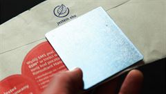 Plech, který v Polsku bourá poštovní monopol. Operátor InPost lepí svou destičku právě pod nápis „Jestem eko“, čímž vzniká hrubá anekdota, protože z materiálního hlediska jde o bohapusté mrhání. Plech, který v Polsku bourá poštovní monopol. Operátor InPost lepí svou destičku právě pod nápis „Jestem eko“, čímž vzniká hrubá anekdota, protože z materiálního hlediska jde o bohapusté mrhání.