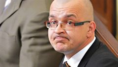 Nyní nezařazený poslanec Jaroslav Škárka se dle Obvodního soudu pro Prahu 5 dopustil podvodu, protože z neformálního šéfa Věcí veřejných Víta Bárty vylákal peníze, aby ho mohl později zdiskreditovat. Nyní nezařazený poslanec Jaroslav Škárka se dle Obvodního soudu pro Prahu 5 dopustil podvodu, protože z neformálního šéfa Věcí veřejných Víta Bárty vylákal peníze, aby ho mohl později zdiskreditovat.
