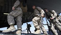 Letecká základna Manas nedaleko Biškeku slouží Američanům především k tomu, že odtud vypravují své vojáky do Afghánistánu. Letecká základna Manas nedaleko Biškeku slouží Američanům především k tomu, že odtud vypravují své vojáky do Afghánistánu.