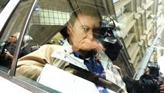 David Rath v policejním autě na cestě ze sídla Útvaru pro odhalování organizovaného zločinu v pražské Dlážděné ulici do pankrácké věznice, poté co ho 16. května soudce okresního soudu v Ústí nad Labem poslal do vazby. David Rath v policejním autě na cestě ze sídla Útvaru pro odhalování organizovaného zločinu v pražské Dlážděné ulici do pankrácké věznice, poté co ho 16. května soudce okresního soudu v Ústí nad Labem poslal do vazby.