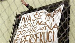 Na snímku z roku 2000 upozorňují vězni z trestnice v Oráčově na Rakovnicku na špatné hygienické poměry a přeplněnost tohoto zařízení. Na snímku z roku 2000 upozorňují vězni z trestnice v Oráčově na Rakovnicku na špatné hygienické poměry a přeplněnost tohoto zařízení.
