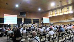 Mezi vyvýšeným pódiem a veřejností v hale byl plot, hlídaný bezpečnostní službou. Mezi vyvýšeným pódiem a veřejností v hale byl plot, hlídaný bezpečnostní službou.
