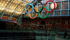 Vítejte v Londýně! Olympijské kruhy na vlakovém nádraží zdravily turisty již před měsíci. Vítejte v Londýně! Olympijské kruhy na vlakovém nádraží zdravily turisty již před měsíci.