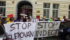 Česká pirátská strana o víkendu demonstrovala před vchodem do Úřadu pro ochranu osobních údajů. Česká pirátská strana o víkendu demonstrovala před vchodem do Úřadu pro ochranu osobních údajů.