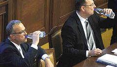 Ministr financí Miroslav Kalousek a premiér Petr Nečas se osvěžují vodou během jednání Poslanecké sněmovny. Ministr financí Miroslav Kalousek a premiér Petr Nečas se osvěžují vodou během jednání Poslanecké sněmovny.