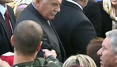 Václav Klaus v okamžiku napadení. Útočník drží nataženou ruku s airsoftovou zbraní, z níž několikrát vystřelil. Václav Klaus v okamžiku napadení. Útočník drží nataženou ruku s airsoftovou zbraní, z níž několikrát vystřelil.