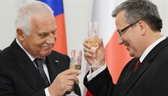 „Nezdá se nám, že by v česko-polských vztazích existovaly závažnější problémy,“ prohlásil český prezident Václav Klaus během návštěvy Polska 11. a 12. října. Jeho hostitel, polský prezident Bronisław Komorowski, pak: „Polsko-české vztahy vyžadovaly dlouh „Nezdá se nám, že by v česko-polských vztazích existovaly závažnější problémy,“ prohlásil český prezident Václav Klaus během návštěvy Polska 11. a 12. října. Jeho hostitel, polský prezident Bronisław Komorowski, pak: „Polsko-české vztahy vyžadovaly dlouh