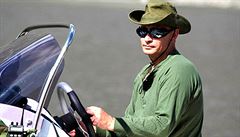 Putin řídí motorový člun na jižní Sibiři v srpnu 2009, v době, kdy ho záda zřejmě ještě tolik nebolela. Putin řídí motorový člun na jižní Sibiři v srpnu 2009, v době, kdy ho záda zřejmě ještě tolik nebolela.