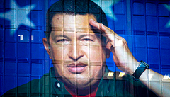 Hugo Chávez na oknech sídla státní ropné společnosti PDVSA v Caracasu v únoru 2012 poté, co podstoupil další operaci v boji s rakovinou. Hugo Chávez na oknech sídla státní ropné společnosti PDVSA v Caracasu v únoru 2012 poté, co podstoupil další operaci v boji s rakovinou.