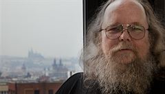 „Kdyby přišel i třeba ředitel rovnou z ráje, tak to teď nepomůže. Nemůže se každou chvíli měnit cesta k dosažení cíle,“ říká k situaci v ÚSTR František Stárek. „Kdyby přišel i třeba ředitel rovnou z ráje, tak to teď nepomůže. Nemůže se každou chvíli měnit cesta k dosažení cíle,“ říká k situaci v ÚSTR František Stárek.