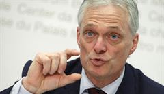 Švýcar Thomas Minder prosazuje, aby vrcholní manažeři dostávali jen takové odměny, které si zaslouží. Švýcar Thomas Minder prosazuje, aby vrcholní manažeři dostávali jen takové odměny, které si zaslouží.
