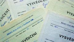 Možná je to archiválie z minulého století – proti klasickému vysvědčení se známkami (hlavně s těmi pololetními) se ozvali někteří odborníci, dle nichž se děti zbytečně stresují. Možná je to archiválie z minulého století – proti klasickému vysvědčení se známkami (hlavně s těmi pololetními) se ozvali někteří odborníci, dle nichž se děti zbytečně stresují.