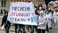 Protestního průvodu centrem Brna se účastnilo k areálu VFU dle odhadů asi 80 až 100 lidí. Protestního průvodu centrem Brna se účastnilo k areálu VFU dle odhadů asi 80 až 100 lidí.