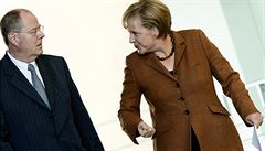 Volební kandidát sociálních demokratů na spolkového kancléře Peer Steinbrück se netěší přílišné oblibě ve srovnání s nynější kancléřkou Angelou Merklovou. Volební kandidát sociálních demokratů na spolkového kancléře Peer Steinbrück se netěší přílišné oblibě ve srovnání s nynější kancléřkou Angelou Merklovou.
