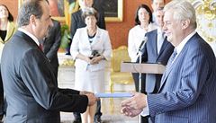 Se jmenováním Jana Kohouta šéfem české diplomacie skončily neshody mezi ministerstvem zahraničí a prezidentem. Se jmenováním Jana Kohouta šéfem české diplomacie skončily neshody mezi ministerstvem zahraničí a prezidentem.