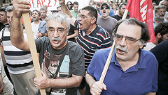 Řekové protestovali proti návštěvě německého ministra financí Schäubleho 18. července 2013. Řekové protestovali proti návštěvě německého ministra financí Schäubleho 18. července 2013.