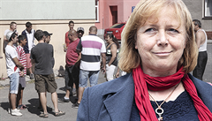 „Zásluhou práce neziskovek a terénních pracovníků jsme dospěli tak daleko, že si nedovolíme romským rodičům postěžovat si na jejich dítě, které se chová nevhodně,“ myslí si starostka Jitka Bártová. „Zásluhou práce neziskovek a terénních pracovníků jsme dospěli tak daleko, že si nedovolíme romským rodičům postěžovat si na jejich dítě, které se chová nevhodně,“ myslí si starostka Jitka Bártová.