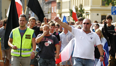 Demonstrace „proti systému vyplácení sociálních dávek, proti duchcovské kriminalitě“ v sobotu 24. srpna v Duchcově. Jindřich Svoboda je uprostřed v tmavém tričku s megafonem přes rameno. Demonstrace „proti systému vyplácení sociálních dávek, proti duchcovské kriminalitě“ v sobotu 24. srpna v Duchcově. Jindřich Svoboda je uprostřed v tmavém tričku s megafonem přes rameno.