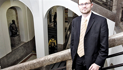 Historik Michal Stehlík je děkanem FF UK od února 2006, dříve působil i jako náměstek generálního ředitele Národního muzea v Praze pro výstavní a sbírkotvornou činnost. Historik Michal Stehlík je děkanem FF UK od února 2006, dříve působil i jako náměstek generálního ředitele Národního muzea v Praze pro výstavní a sbírkotvornou činnost.
