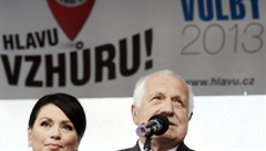 „Pravice je nesmírně oslabena, oslabuje se sama, do značné míry si dává své vlastní góly,“ řekl Václav Klaus 19. září na mítinku hnutí Jany Bobošíkové Hlava vzhůru, které před volbami podpořil. „Pravice je nesmírně oslabena, oslabuje se sama, do značné míry si dává své vlastní góly,“ řekl Václav Klaus 19. září na mítinku hnutí Jany Bobošíkové Hlava vzhůru, které před volbami podpořil.