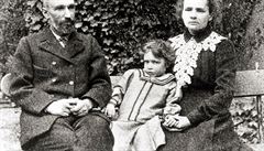Tři lidé, čtyři Nobelovy ceny. Rodiče Pierre a Marie Curieovi dostali cenu za fyziku (1903), matka přidala i cenu za chemii (1911) a dcerka Irene Joliot-Curieová chemickou v roce 1935. Tři lidé, čtyři Nobelovy ceny. Rodiče Pierre a Marie Curieovi dostali cenu za fyziku (1903), matka přidala i cenu za chemii (1911) a dcerka Irene Joliot-Curieová chemickou v roce 1935.