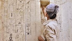 Na abúsírských výzkumech se podílejí desítky odborníků: na snímku restaurátorka Saša Kosinová, která pečuje o nepravé dveře hrobky staroegyptského lékaře Šepseskafancha. Na abúsírských výzkumech se podílejí desítky odborníků: na snímku restaurátorka Saša Kosinová, která pečuje o nepravé dveře hrobky staroegyptského lékaře Šepseskafancha.