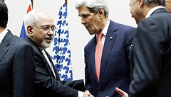 Íránský ministr zahraničí Mohammad Džavád Zaríf (vlevo) a jeho americký protějšek John Kerry si podávají ruce během ženevského jednání Íránu a šesti mocností (stálí členové Rady bezpečnosti OSN a Německo). Íránský ministr zahraničí Mohammad Džavád Zaríf (vlevo) a jeho americký protějšek John Kerry si podávají ruce během ženevského jednání Íránu a šesti mocností (stálí členové Rady bezpečnosti OSN a Německo).