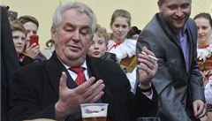 Prezident Milo Zeman (sedící vpravo) navtívil 6. bezna obec Cholina na Olomoucku v rámci své cesty po Olomouckém kraji. Hejtman Jií Rozboil (druhý zprava), rodák z Choliny, prezidenta pozval na vepové hody.