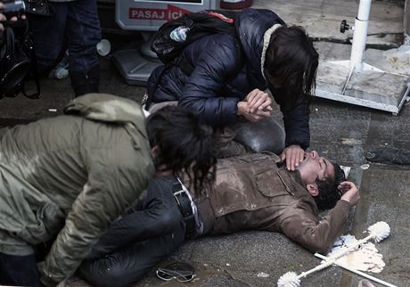 Turecká policie tvrd zasáhla proti protivládním demonstrantm. Na snímku demonstrant zasaený slzným plynem.