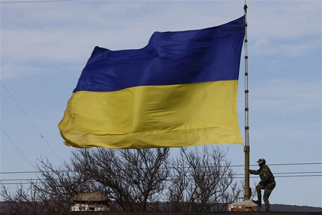 Ukrajinský voják vztyuje vlajku na vojenské základn A2904 v krymském mst Bachisaraj.