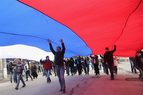 Rossija! Rossija! skandovali 1. bezna prorutí demonstranti s rozvinutou ruskou vlajkou nad hlavou pi pochodu centrem hlavního msta Krymu Simferopolu.