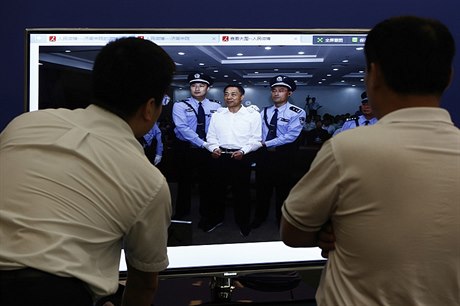 Zejm nejznámjím tygrem odsouzeným za korupci je vysoký komunistický funkcioná Po Si-laj (na snímku ped soudem v záí 2013).